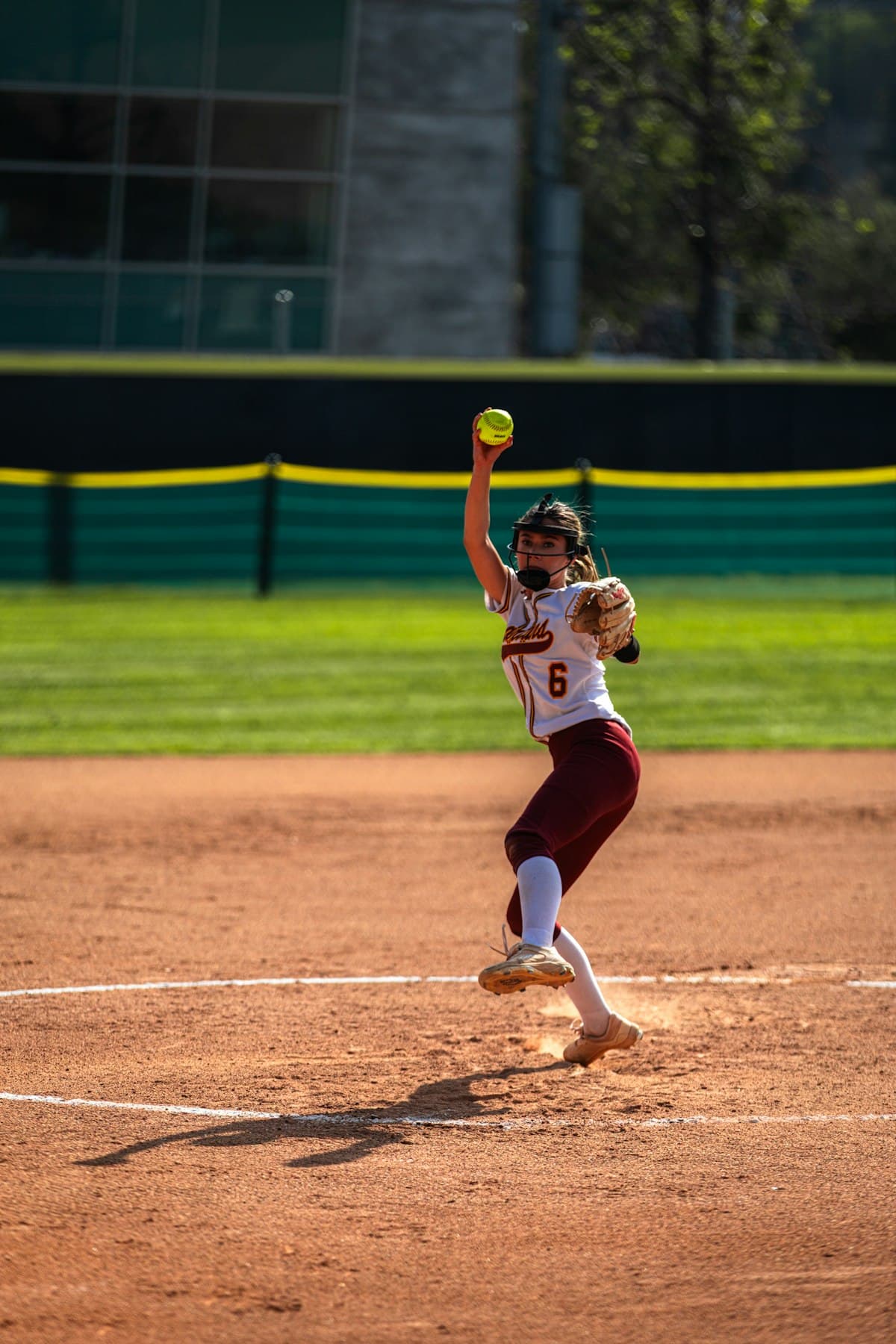 Lanceuse de softball en plein élan, bras levé